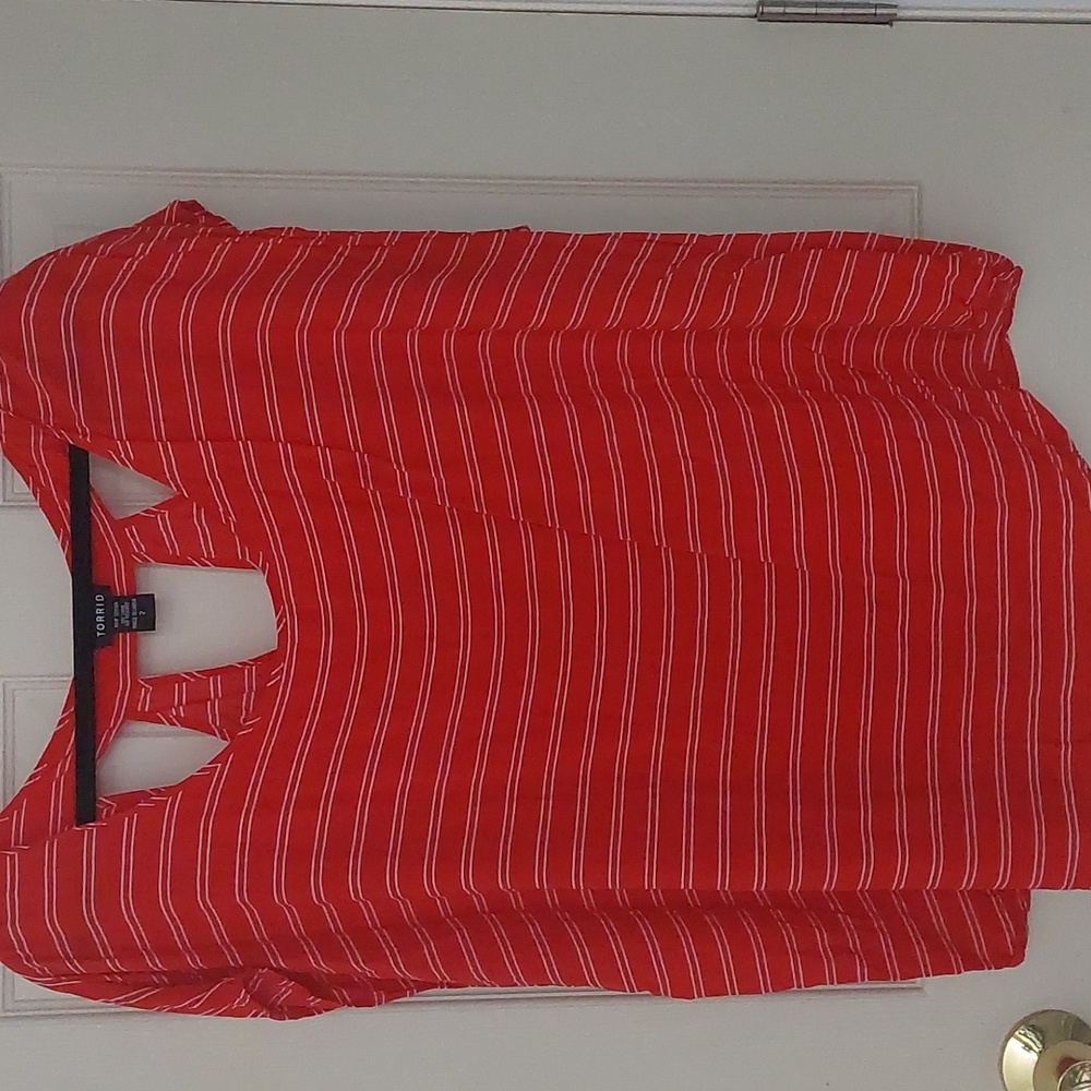 TORRID SIZE 2 CUTOUT TOP